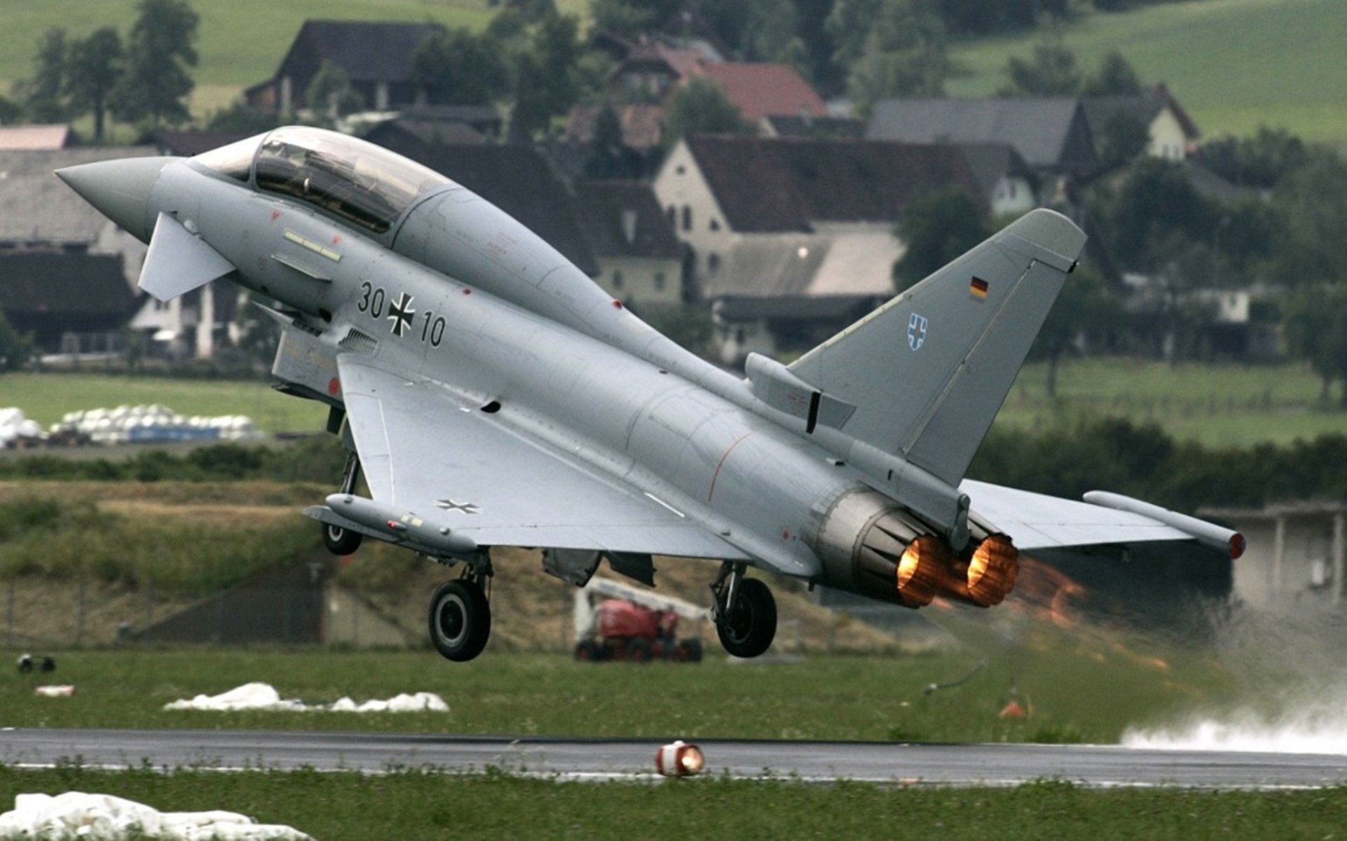 开云官方网页登录-惊险超车：勇敢的一瞬间成就冠军，惊险时速