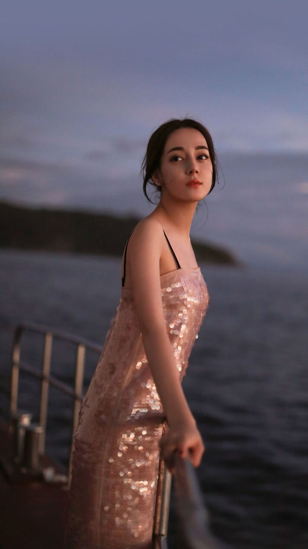 特色篮球文化与城市夜景相结合,建设“夜间体育新地标”,关于夜间篮球场的环境描写